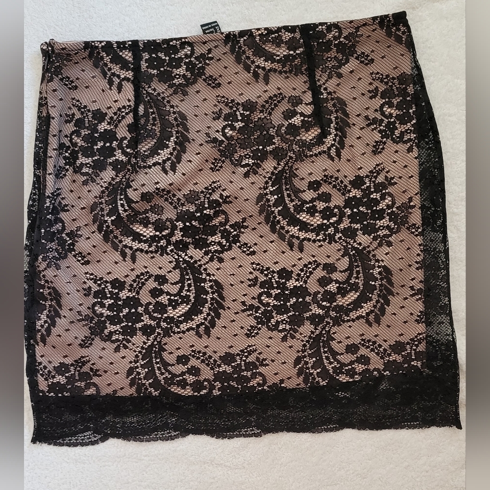 Forever 21 black and tan Lace skirt, Large